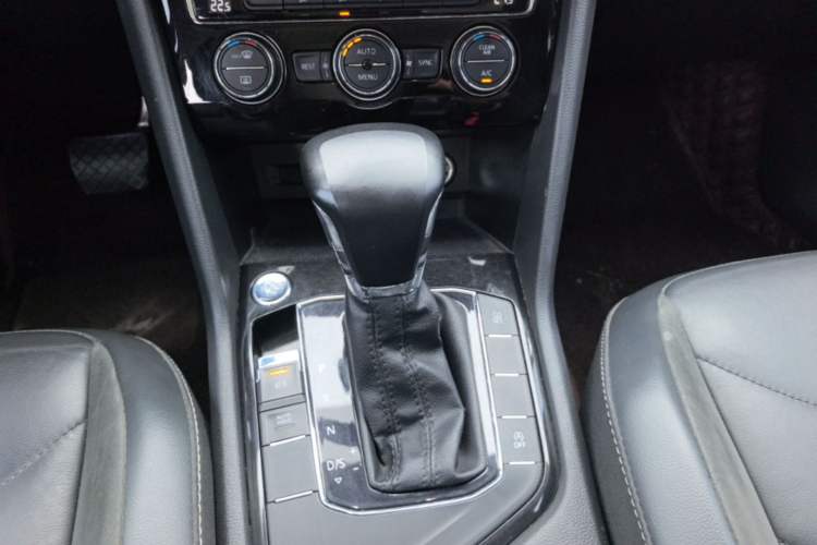 Used Volkswagen Tiguan L 2019 Updated Version 330TSI Automatic Two-Wheel Drive Panoramic Comfort Edition China VI Standard Gear Lever