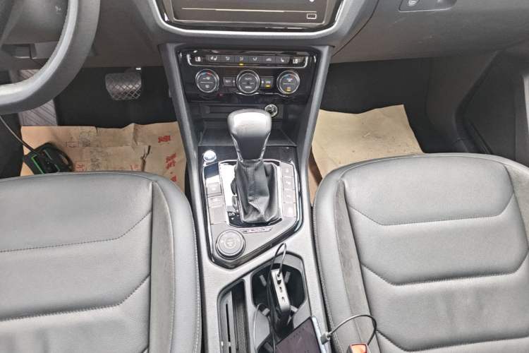 Used Volkswagen Tiguan L 2019 380TSI Automatic All-Wheel Drive Luxury Edition with 7 Seats China VI Standard Gear Lever