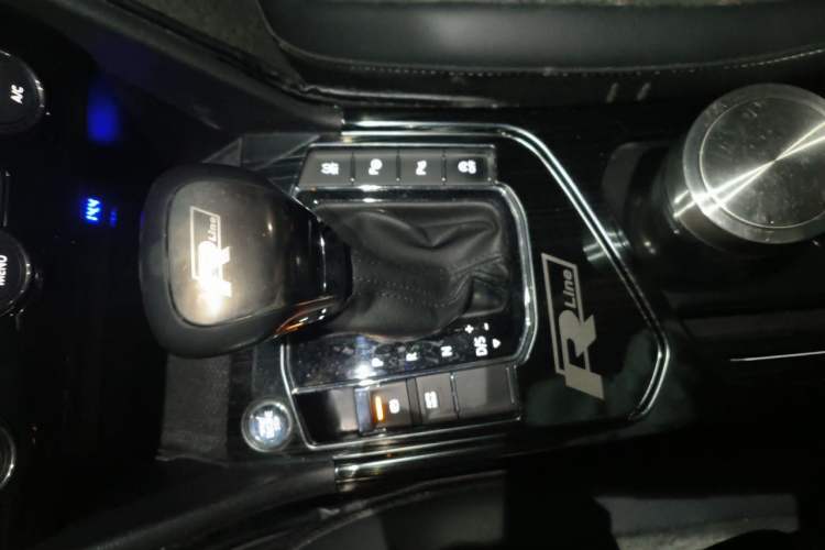 Used Volkswagen Tiguan L 2019 330TSI Automatic Two-Wheel Drive Smart Luxury Version China VI Standard Gear Lever