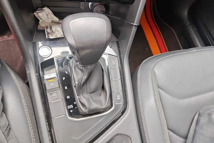 Used Volkswagen Tiguan L 2019 Updated Version 330TSI Automatic Two-Wheel Drive Panoramic Comfort Edition China VI Standard Gear Lever