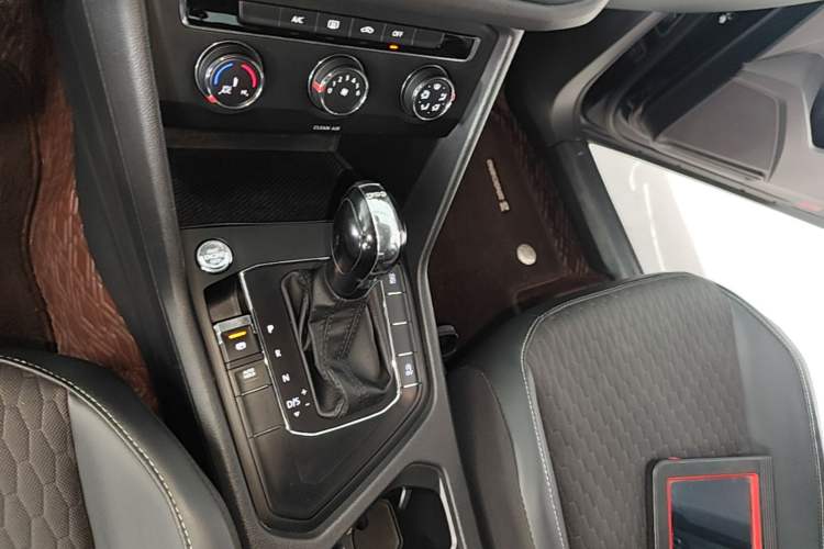 Used Volkswagen Tiguan L 2019 330TSI Automatic Two-Wheel Drive Luxury Edition China V Standard Gear Lever