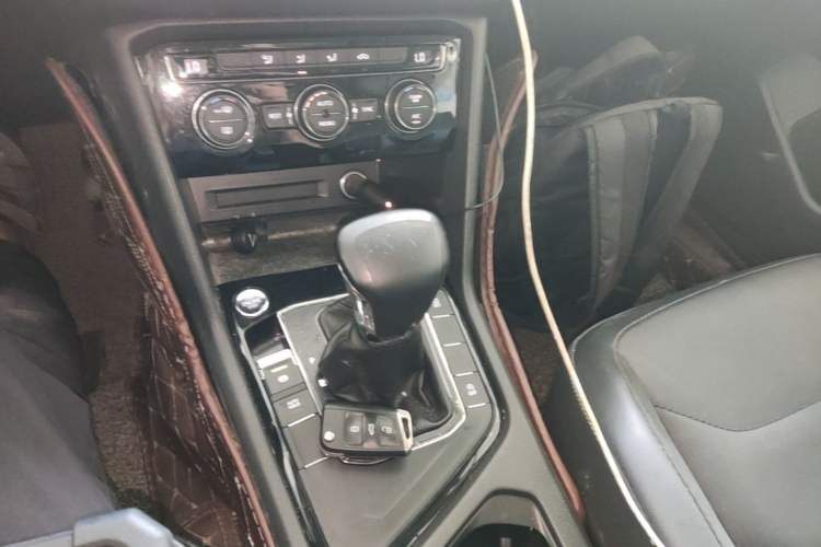 Used Volkswagen Tiguan L 2019 Updated Version 330TSI Automatic Two-Wheel Drive Panoramic Comfort Edition China VI Standard Gear Lever