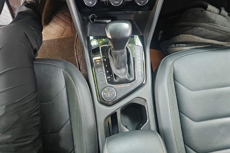 Used Volkswagen Tiguan L 2019 380TSI Automatic All-Wheel Drive Luxury Edition with 7 Seats China VI Standard Gear Lever