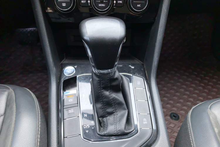Used Volkswagen Tiguan L 2019 Updated Version 330TSI Automatic Two-Wheel Drive Panoramic Comfort Edition China VI Standard Gear Lever
