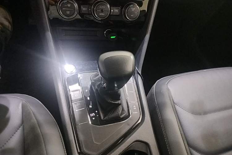 Used Volkswagen Tiguan L 2019 Updated Version 330TSI Automatic Two-Wheel Drive Panoramic Comfort Edition China VI Standard Gear Lever