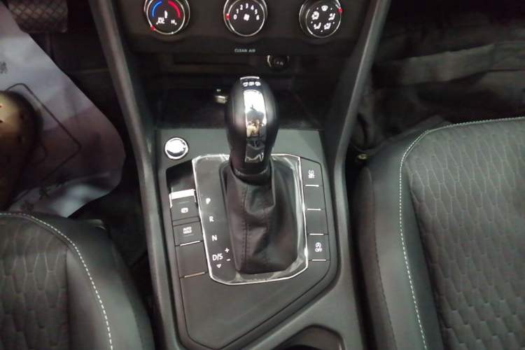 Used Volkswagen Tiguan L 2019 330TSI Automatic Two-Wheel Drive Luxury Edition China VI Standard Gear Lever