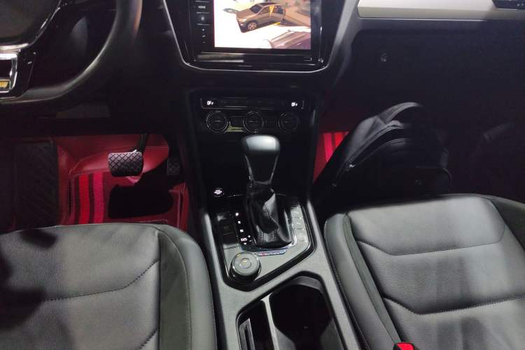 Used Volkswagen Tiguan L 2019 380TSI Automatic All-Wheel Drive Luxury Edition with 7 Seats China VI Standard Gear Lever