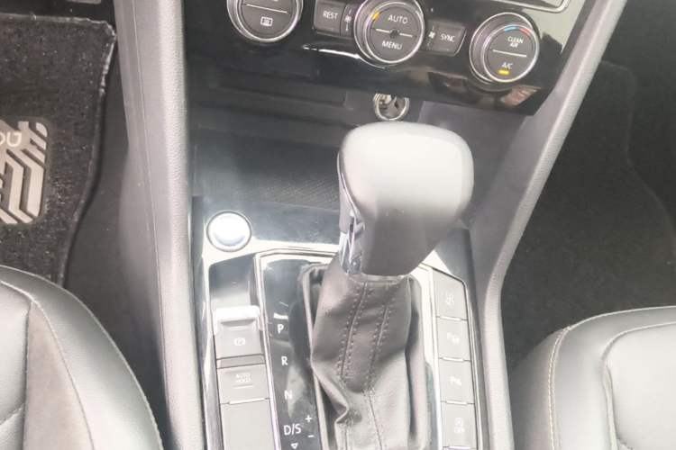 Used Volkswagen Tiguan L 2019 Revised 330TSI Automatic Two-Wheel Drive Smart & Luxury Edition China VI Standard Gear Lever