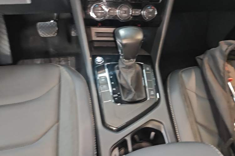 Used Volkswagen Tiguan L 2019 330TSI Automatic Two-Wheel Drive Smart Luxury Version China V Emission Standard Gear Lever
