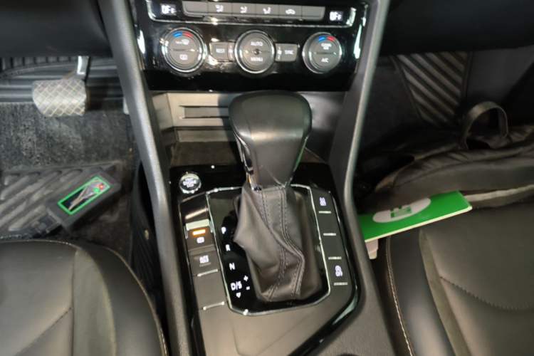 Used Volkswagen Tiguan L 2019 Updated Version 330TSI Automatic Two-Wheel Drive Panoramic Comfort Edition China VI Standard Gear Lever