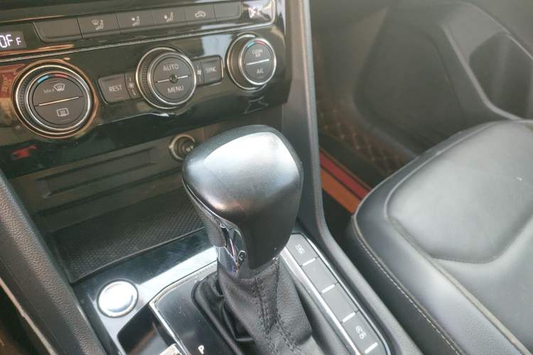 Used Volkswagen Tiguan L 2019 Updated Version 330TSI Automatic Two-Wheel Drive Panoramic Comfort Edition China VI Standard Gear Lever