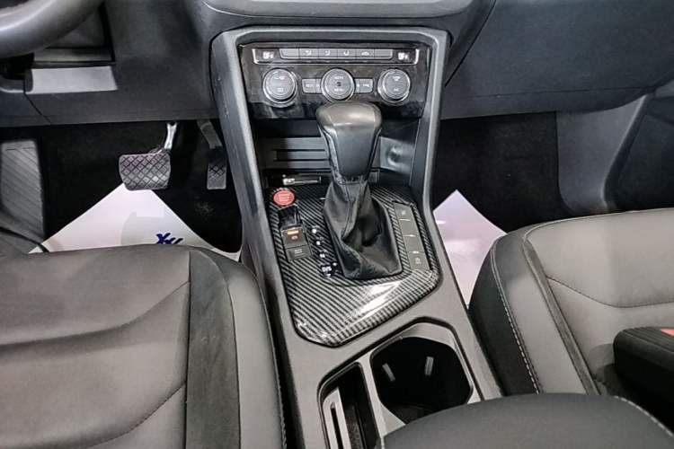 Used Volkswagen Tiguan L 2019 Updated Version 330TSI Automatic Two-Wheel Drive Panoramic Comfort Edition China VI Standard Gear Lever