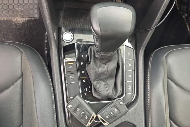 Used Volkswagen Tiguan L 2019 Revised 330TSI Automatic Two-Wheel Drive Smart & Luxury Edition China VI Standard Gear Lever
