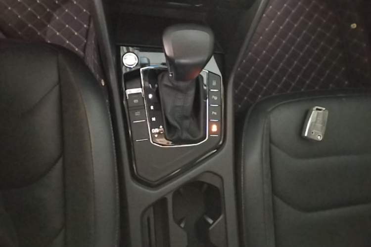 Used Volkswagen Tiguan L 2019 Revised 330TSI Automatic Two-Wheel Drive Smart & Luxury Edition China VI Standard Gear Lever