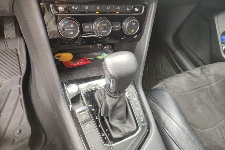 Used Volkswagen Tiguan L 2019 330TSI Automatic Two-Wheel Drive Smart Luxury Version China V Emission Standard Gear Lever