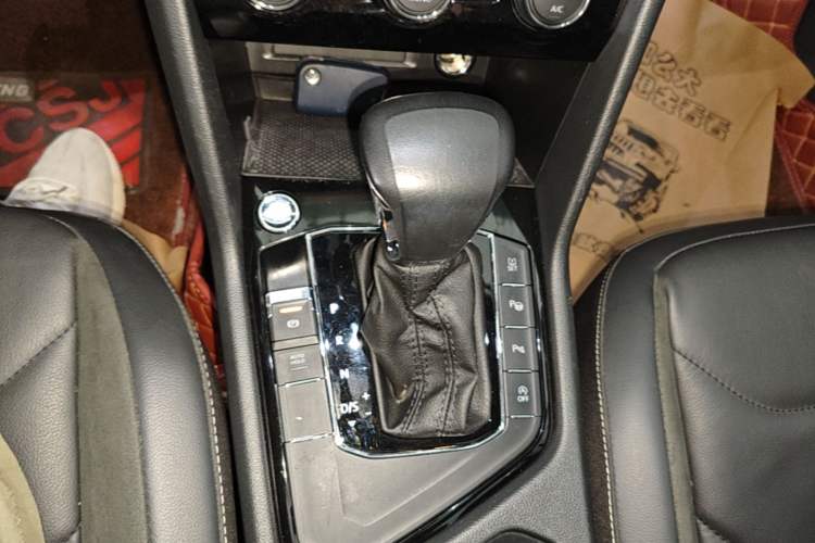 Used Volkswagen Tiguan L 2019 330TSI Automatic Two-Wheel Drive Smart Luxury Version China V Emission Standard Gear Lever