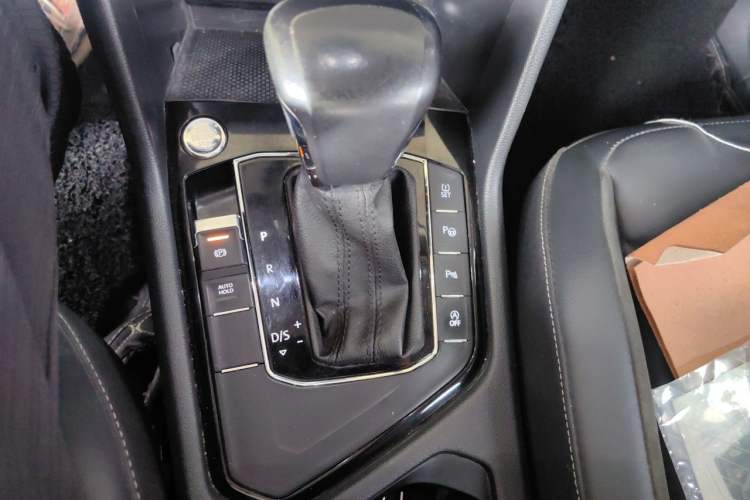 Used Volkswagen Tiguan L 2019 Revised 330TSI Automatic Two-Wheel Drive Smart & Luxury Edition China VI Standard Gear Lever