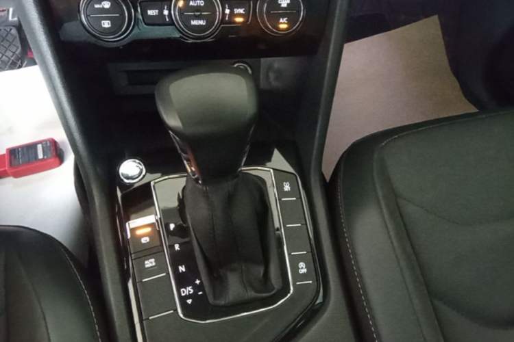 Used Volkswagen Tiguan L 2019 Updated Version 330TSI Automatic Two-Wheel Drive Panoramic Comfort Edition China VI Standard Gear Lever