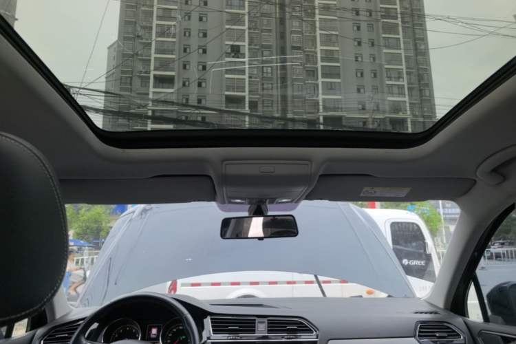 Used Volkswagen Tiguan L 2019 Updated Version 330TSI Automatic Two-Wheel Drive Panoramic Comfort Edition China VI Standard Headliner