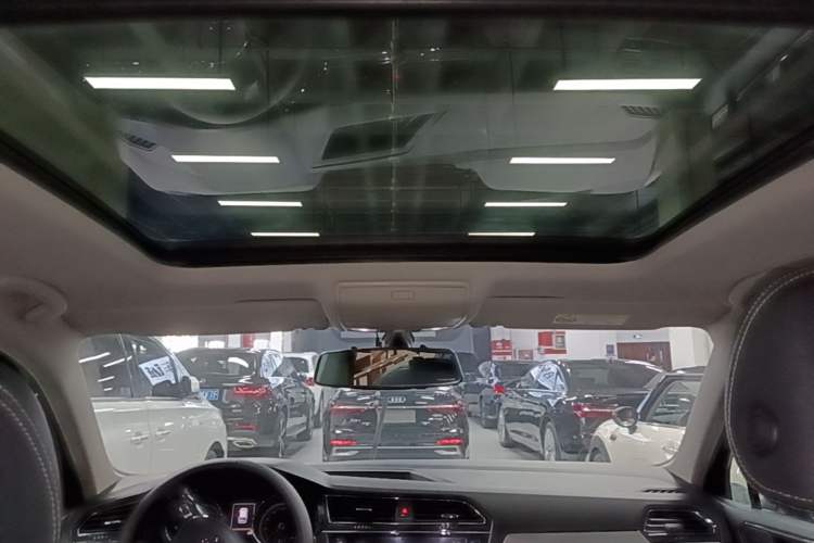 Used Volkswagen Tiguan L 2019 Updated Version 330TSI Automatic Two-Wheel Drive Panoramic Comfort Edition China VI Standard Headliner