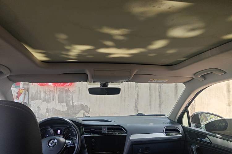 Used Volkswagen Tiguan L 2019 380TSI Automatic All-Wheel Drive Luxury Edition with 7 Seats China VI Standard Headliner