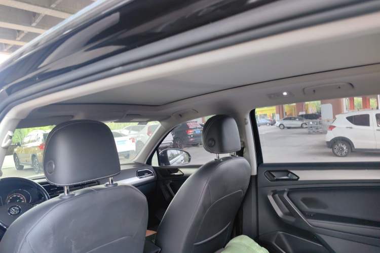 Used Volkswagen Tiguan L 2019 Revised 330TSI Automatic Two-Wheel Drive Smart & Luxury Edition China VI Standard Headliner