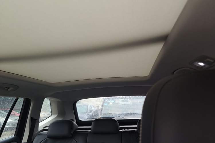 Used Volkswagen Tiguan L 2019 Revised 330TSI Automatic Two-Wheel Drive Smart & Luxury Edition China VI Standard Headliner