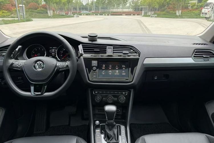 Used Volkswagen Tiguan L 2019 330TSI Automatic Two-Wheel Drive Smart Luxury Version China V Emission Standard Interior 1