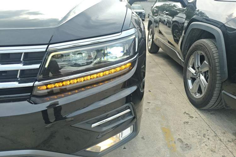Used Volkswagen Tiguan L 2019 380TSI Automatic All-Wheel Drive Luxury Edition with 7 Seats China VI Standard Left Front Headlight