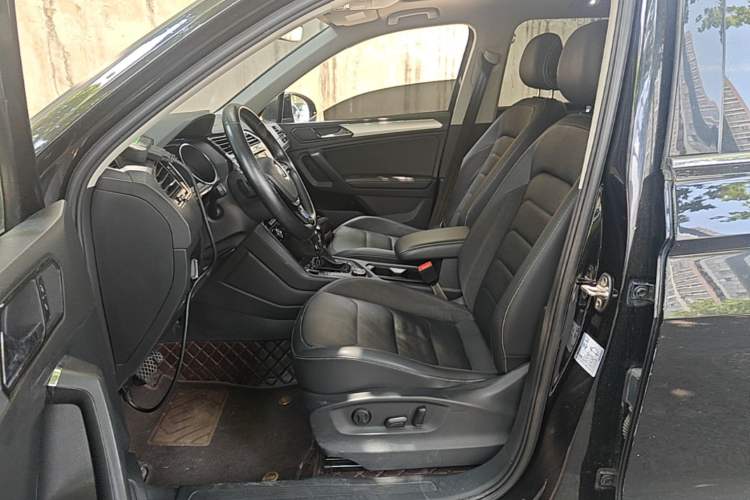 Used Volkswagen Tiguan L 2019 380TSI Automatic All-Wheel Drive Luxury Edition with 7 Seats China VI Standard Left Front Seat