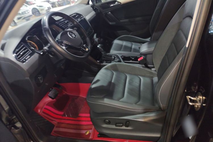 Used Volkswagen Tiguan L 2019 380TSI Automatic All-Wheel Drive Luxury Edition with 7 Seats China VI Standard Left Front Seat