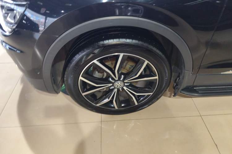Used Volkswagen Tiguan L 2019 380TSI Automatic All-Wheel Drive Luxury Edition with 7 Seats China VI Standard Left Front Wheel Hub