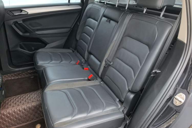 Used Volkswagen Tiguan L 2019 Updated Version 330TSI Automatic Two-Wheel Drive Panoramic Comfort Edition China VI Standard Left Rear Seat