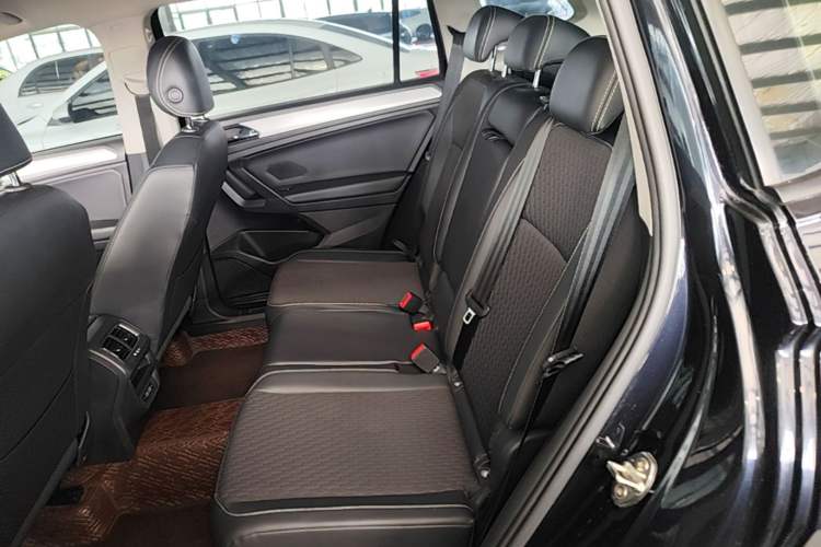 Used Volkswagen Tiguan L 2019 330TSI Automatic Two-Wheel Drive Luxury Edition China V Standard Left Rear Seat