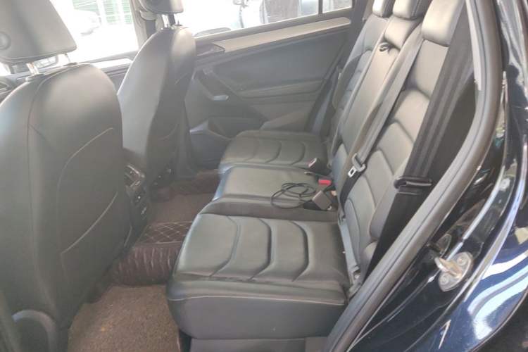 Used Volkswagen Tiguan L 2019 Updated Version 330TSI Automatic Two-Wheel Drive Panoramic Comfort Edition China VI Standard Left Rear Seat