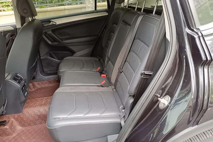 Used Volkswagen Tiguan L 2019 Revised Version 280TSI Automatic Two-Wheel Drive Panoramic Comfort Edition China VI Standard Left Rear Seat