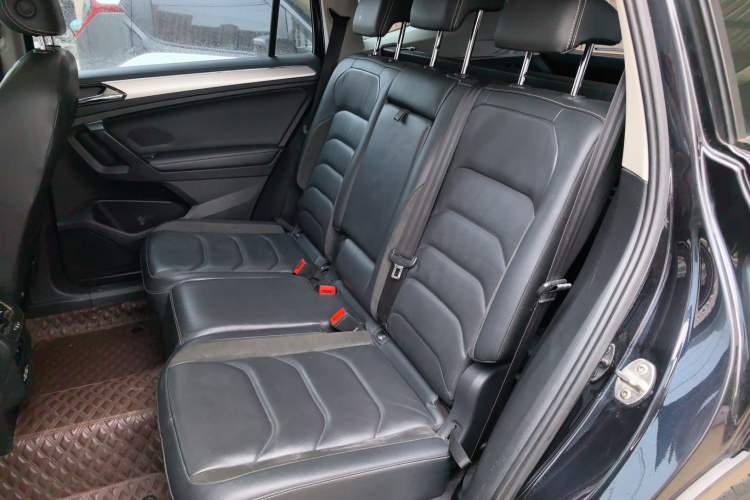 Used Volkswagen Tiguan L 2019 Updated Version 330TSI Automatic Two-Wheel Drive Panoramic Comfort Edition China VI Standard Left Rear Seat