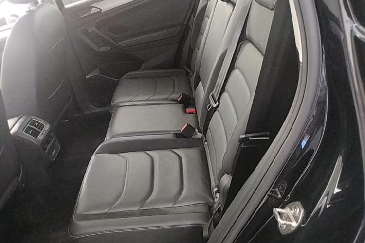 Used Volkswagen Tiguan L 2019 Updated Version 330TSI Automatic Two-Wheel Drive Panoramic Comfort Edition China VI Standard Left Rear Seat