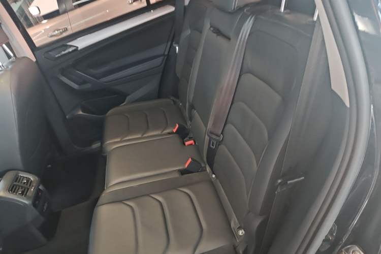 Used Volkswagen Tiguan L 2019 330TSI Automatic Two-Wheel Drive Smart Luxury Version China V Emission Standard Left Rear Seat