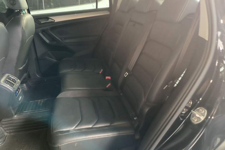 Used Volkswagen Tiguan L 2019 Updated Version 330TSI Automatic Two-Wheel Drive Panoramic Comfort Edition China VI Standard Left Rear Seat