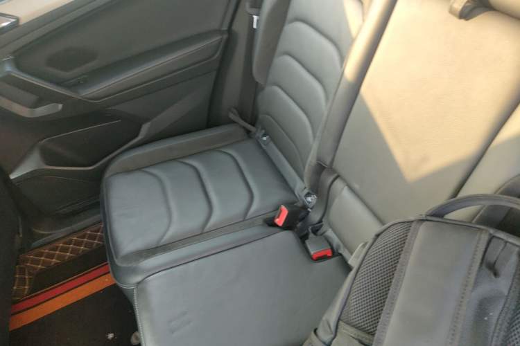 Used Volkswagen Tiguan L 2019 Updated Version 330TSI Automatic Two-Wheel Drive Panoramic Comfort Edition China VI Standard Left Rear Seat