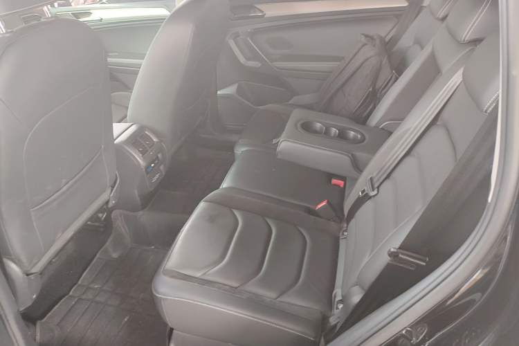 Used Volkswagen Tiguan L 2019 Updated Version 330TSI Automatic Two-Wheel Drive Panoramic Comfort Edition China VI Standard Left Rear Seat