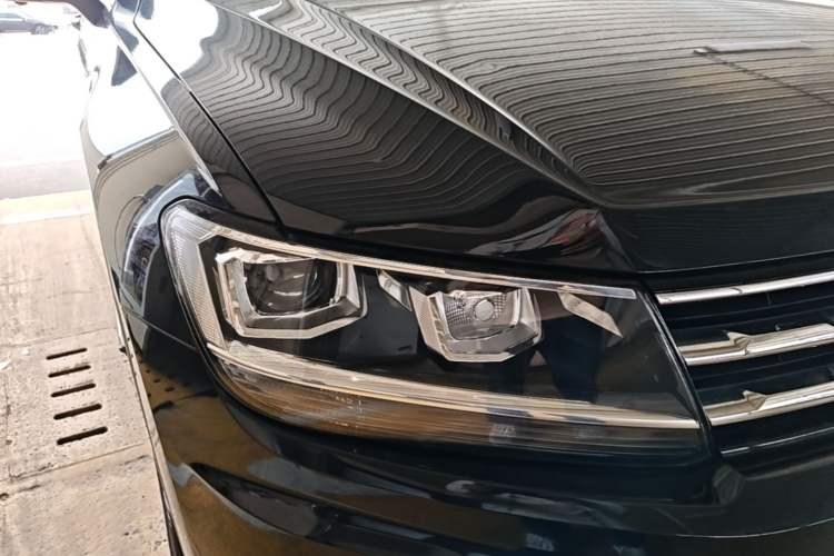 Used Volkswagen Tiguan L 2019 280TSI Automatic Two-Wheel Drive Panoramic Comfort Edition China VI Standard Right Front Headlight