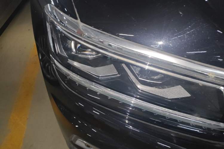 Used Volkswagen Tiguan L 2019 380TSI Automatic All-Wheel Drive Luxury Edition with 7 Seats China VI Standard Right Front Headlight