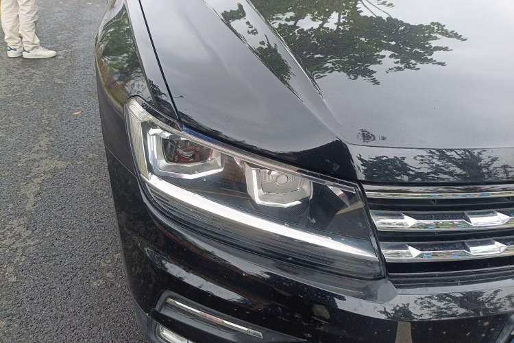 Used Volkswagen Tiguan L 2019 Updated Version 330TSI Automatic Two-Wheel Drive Panoramic Comfort Edition China VI Standard Right Front Headlight
