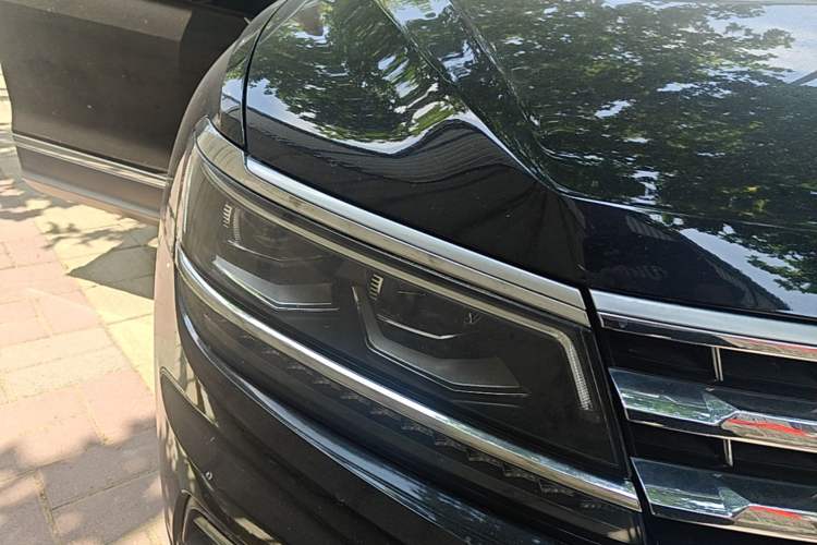 Used Volkswagen Tiguan L 2019 380TSI Automatic All-Wheel Drive Luxury Edition with 7 Seats China VI Standard Right Front Headlight
