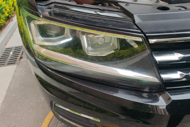 Used Volkswagen Tiguan L 2019 Updated Version 330TSI Automatic Two-Wheel Drive Panoramic Comfort Edition China VI Standard Right Front Headlight