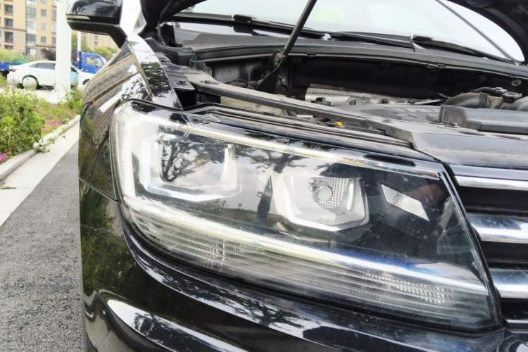 Used Volkswagen Tiguan L 2019 Updated Version 330TSI Automatic Two-Wheel Drive Panoramic Comfort Edition China VI Standard Right Front Headlight