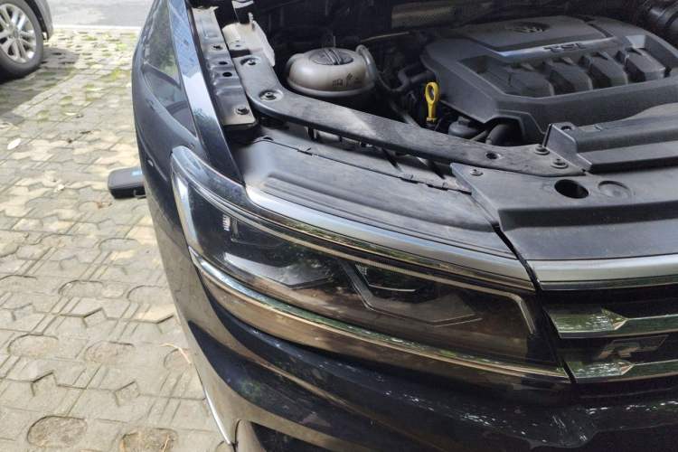 Used Volkswagen Tiguan L 2019 330TSI Automatic Two-Wheel Drive R-Line Flagship Model China VI Standard Right Front Headlight