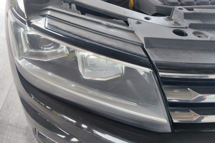 Used Volkswagen Tiguan L 2019 Revised 330TSI Automatic Two-Wheel Drive Smart & Luxury Edition China VI Standard Right Front Headlight